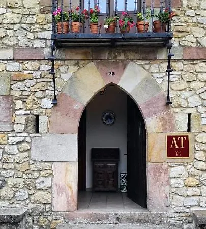 La Casa Solariega Apartment *